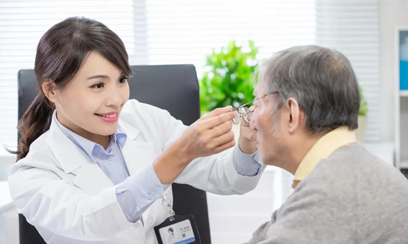 剛進(jìn)入40歲，你能接受戴老花鏡嗎？