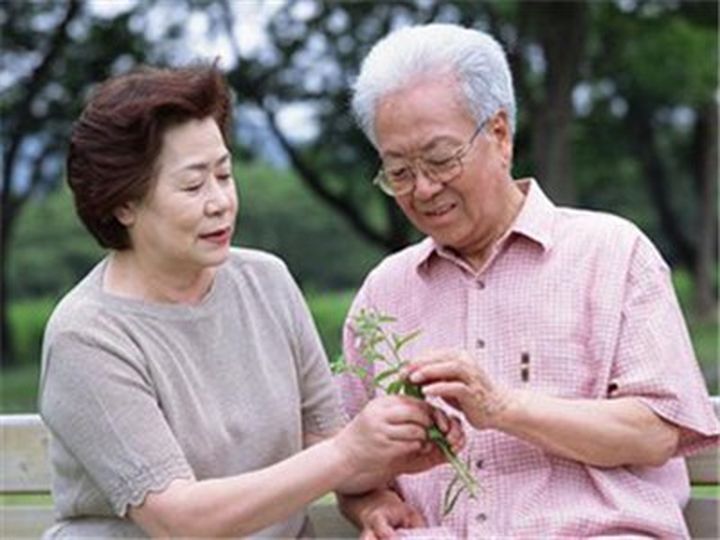 老花鏡科普：老人該如何緩解老花眼？