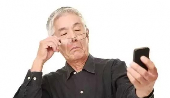 老花眼用手機發(fā)信息成了奢侈，六十歲的困惑看他怎么解決