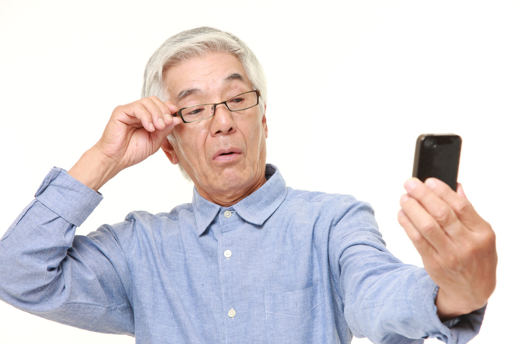 天天玩手機，老花眼可不慣著(zhù)你！