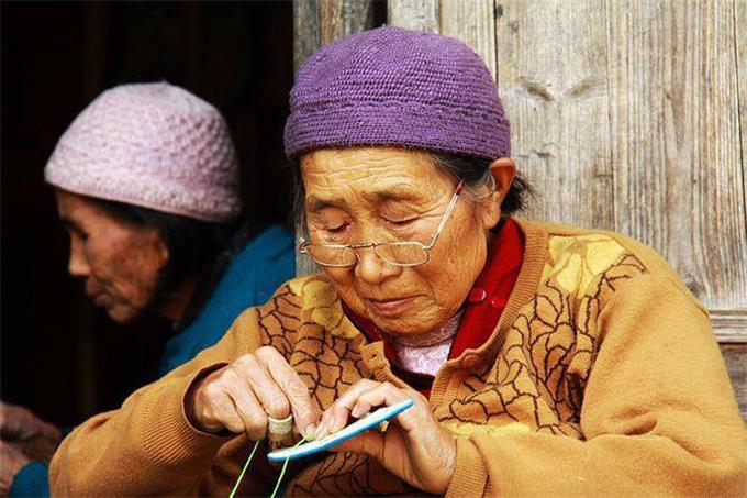 佩戴老花眼鏡，記住這四點(diǎn)，避免對眼睛造成傷害